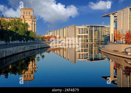 Paul-Löbe-Haus und Marie-Elisabeth-Lüders-Haus, spiegeln sich im Herbst bei Sonnenaufgang in der Spree, Berlin, Deutschland, Europa, öffentlicher Gru Stockfoto