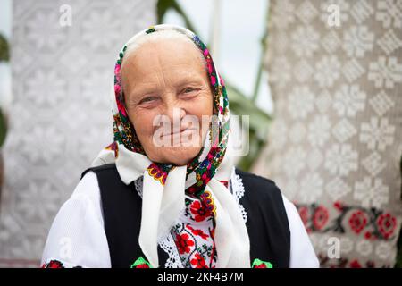 Eine alte weißrussische oder ukrainische Frau in einem bestickten Hemd. Slawische ältere Frau in ethnischer Kleidung. Stockfoto