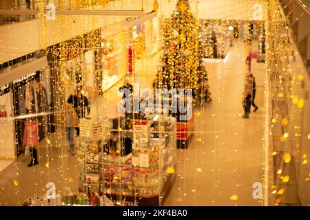 Verschwommener Hintergrund Neujahrsdekoration eines großen Einkaufshauses, Laden. Stockfoto