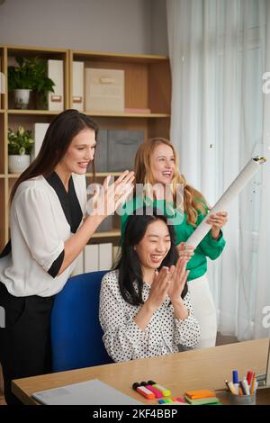 Glückliche Unternehmerinnen feiern die Einführung neuer Produkte Stockfoto
