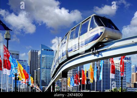 Monorail Bahn auf der Pyrmont Bridge in Darling Harbour, Sydney Stockfoto