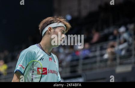 Sydney, Australien. 16.. November 2022. Tsuneyama Kanta aus Japan reagiert beim Wettkampf mit Shi Yuqi aus China während des 1.-Runden-Spiels ihrer Männer beim Australian Open 2022-Badmintonturnier in Sydney, Australien, am 16. November 2022. Quelle: Hu Jingchen/Xinhua/Alamy Live News Stockfoto