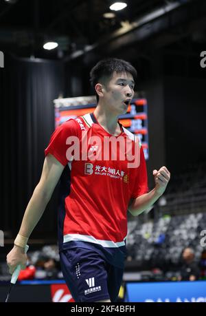 Sydney, Australien. 16.. November 2022. Li Shifeng aus China feiert beim Wettkampf mit Chico Aura DWI Wardoyo aus Indonesien während des 1.-Runden-Spiels ihrer Männer beim Australian Open 2022 Badminton-Turnier in Sydney, Australien, am 16. November 2022. Quelle: Bai Xuefei/Xinhua/Alamy Live News Stockfoto