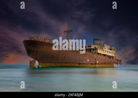 Das Rack der Temple Hall im Hafen von Arrecife, Hauptstadt der Insel Lanzarote, im letzten Lcht bei Sonnenuntergang und aufziehendem Gewitter, Langze Stockfoto