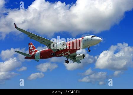 Flugzeug der Gesellschaft Air Asia im Landeanflug, Mai Kao Beach, Phuket, Thailand Stockfoto