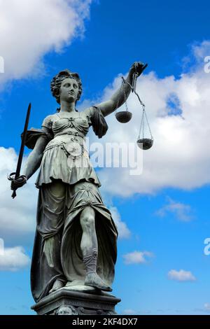 Justitia in Frankfurt am Main, Römerbrunnen, Marktplatz, Gerichtswaage, Rechtssprechung, Gericht, Urteil, Stockfoto