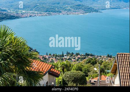 Luftaufnahme des Lago Maggiore mit Maccagno und Luino Stockfoto