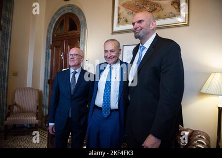 Washington, Vereinigte Staaten. 15.. November 2022. Der Mehrheitsführer des US-Senats, Chuck Schumer (Demokrat aus New York), Mitte, begrüßt am Dienstag, den 15. November 2022, den designierten US-Senator Peter Welch (Demokrat aus Vermont), links, und den designierten US-Senator John Fetterman (Demokrat aus Pennsylvania) auf dem Capitol Hill in Washington, DC. Kredit: Cliff Owen/CNP/dpa/Alamy Live Nachrichten Stockfoto