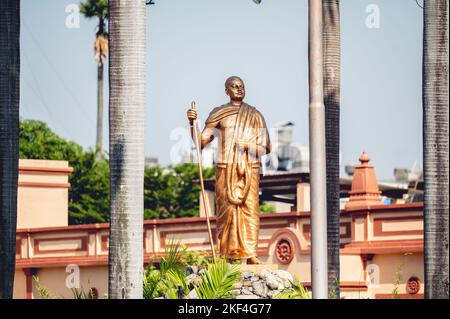 Die Statue von Swami Vivekananda am Hindu Dakshineswar Kali Tempel in Kalkata, Indien Stockfoto