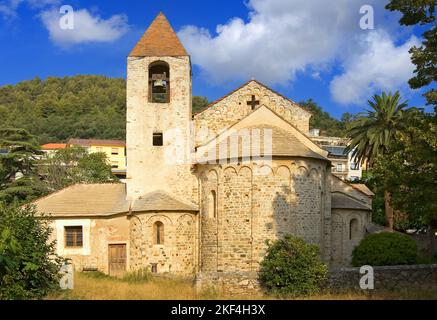 Die Chiesa San Paragorio in Noli, eine dreischiffige Basilika mit frührromanischen Stilelementen und Grundlagen aus dem 5. Jahrhundert, italienses Stockfoto