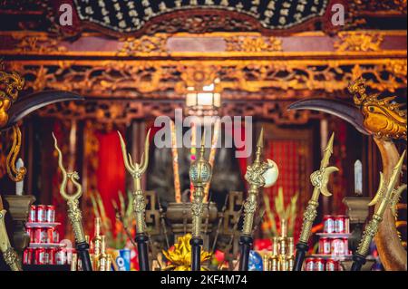 Nahaufnahme eines buddhistischen Tempelaltars mit religiösen Dekorationen in Vietnam Stockfoto