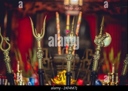 Nahaufnahme eines buddhistischen Tempelaltars mit religiösen Dekorationen in Vietnam Stockfoto