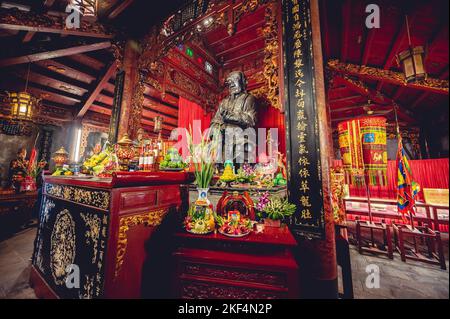 Eine schöne Aufnahme eines buddhistischen Tempelaltars mit einer Konfuzius-Statue und Dekorationen in Vietnam Stockfoto