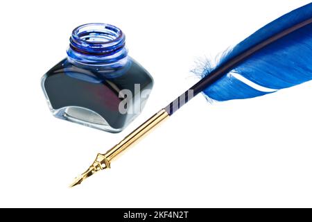 Eine blaue Schreibfeder mit einem Tintenfass, Freisteller, blaue Tinte, Stockfoto