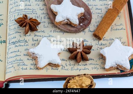 Weihnachtsbäckerei, Zutaten für Kekse und Plätzchen, die zu Weihnachten gebacken werden, Rezeptbuch, Omas Rezepte, Stockfoto