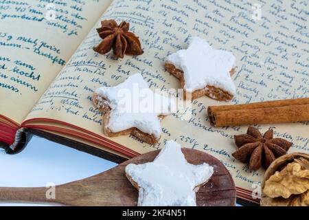 Weihnachtsbäckerei, Zutaten für Kekse und Plätzchen, die zu Weihnachten gebacken werden, Rezeptbuch, Omas Rezepte, Stockfoto