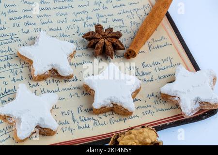 Weihnachtsbäckerei, Zutaten für Kekse und Plätzchen, die zu Weihnachten gebacken werden, Rezeptbuch, Omas Rezepte, Stockfoto