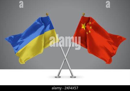 Zwei wellenartig gekreuzte Flaggen von China und der Ukraine, Zeichen chinesischer und ukrainischer Beziehungen Stockfoto