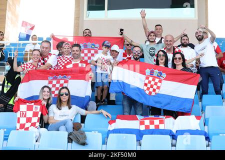 Riad, Saudi-Arabien. 16.. November 2022. RIAD, SAUDI-ARABIEN - 16. NOVEMBER: Fans jubeln beim internationalen Freundschaftsspiel zwischen Saudi-Arabien und Kroatien im Prince Faisal bin Fahd Stadium am 16. November 2022 in Riad, Saudi-Arabien, an. Foto: Goran Stanzl/PIXSELL Credit: Pixsell Foto- und Videoagentur/Alamy Live News Stockfoto