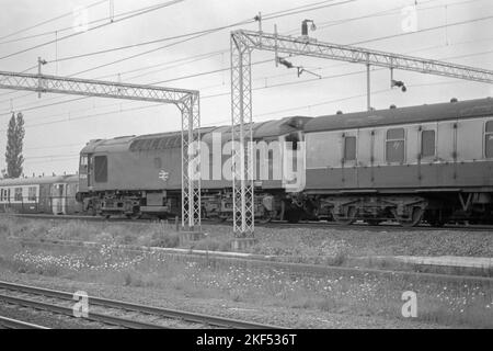 Original britische Eisenbahn Diesel Lokomotive Baureihe 25 Nummer 25324 auf Rangierdienst in der Nähe von Rugby Ende 1970s Anfang 1980s Stockfoto