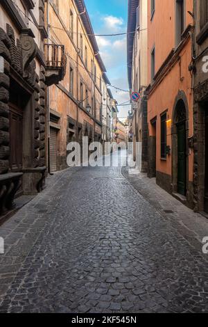 Blick auf die Straßen der kleinen Stadt Acquapendente, Viterbo, Italien, entlang des Francigena Pfades Stockfoto