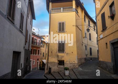 Blick auf die Straßen der kleinen Stadt Acquapendente, Viterbo, Italien, entlang des Francigena Pfades Stockfoto