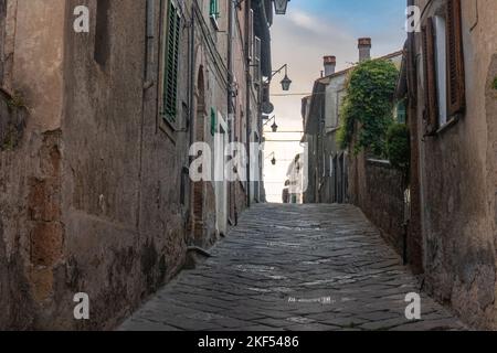 Blick auf die Straßen der kleinen Stadt Acquapendente, Viterbo, Italien, entlang des Francigena Pfades Stockfoto