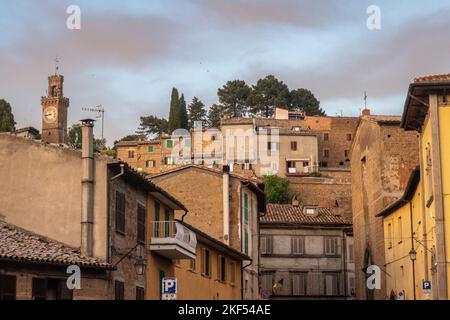 Blick auf die Straßen der kleinen Stadt Acquapendente, Viterbo, Italien, entlang des Francigena Pfades Stockfoto