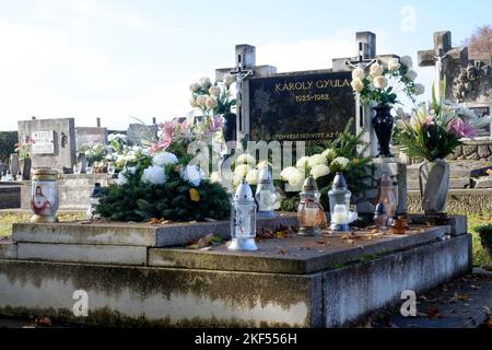 Gräber sind mit frischen Blumen Kerzen Laternen auf lokalen ländlichen Friedhof für traditionelle alle Heiligen Tag zala Grafschaft ungarn geschmückt Stockfoto