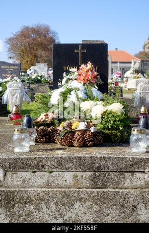 Gräber sind mit frischen Blumen Kerzen Laternen auf lokalen ländlichen Friedhof für traditionelle alle Heiligen Tag zala Grafschaft ungarn geschmückt Stockfoto