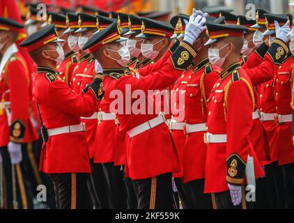 Bangkok, Thailand. 16.. November 2022. Mitglieder der Ehrenwache organisieren den Hut ihres Kollegen vor einer Begrüßungszeremonie für den vietnamesischen Präsidenten Nguyen Xuan Phuc im Regierungshaus in Bangkok. Kredit: SOPA Images Limited/Alamy Live Nachrichten Stockfoto