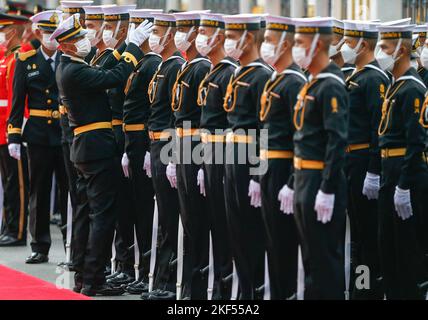 Bangkok, Thailand. 16.. November 2022. Mitglieder der Ehrenwache organisieren den Hut ihres Kollegen vor einer Begrüßungszeremonie für den vietnamesischen Präsidenten Nguyen Xuan Phuc im Regierungshaus in Bangkok. Kredit: SOPA Images Limited/Alamy Live Nachrichten Stockfoto