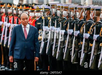 Bangkok, Thailand. 16.. November 2022. Der vietnamesische Präsident Nguyen Xuan Phuc überprüft während einer Begrüßungszeremonie im Regierungsgebäude in Bangkok einen Ehrenwächter. Kredit: SOPA Images Limited/Alamy Live Nachrichten Stockfoto