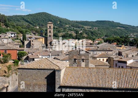 Blick auf das kleine Dorf Bolsena und den Bolsena-See, Viterbo, Italien, entlang des Francigena-Pfades und der italienischen Küste zum Küstenpfad Stockfoto