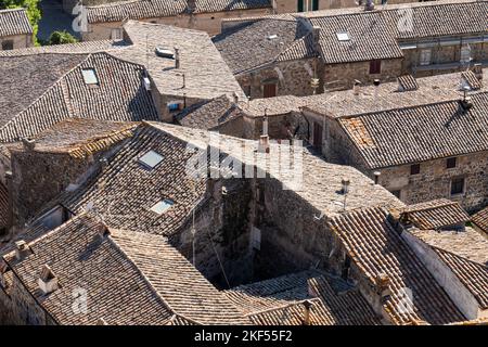 Blick auf das kleine Dorf Bolsena und den Bolsena-See, Viterbo, Italien, entlang des Francigena-Pfades und der italienischen Küste zum Küstenpfad Stockfoto