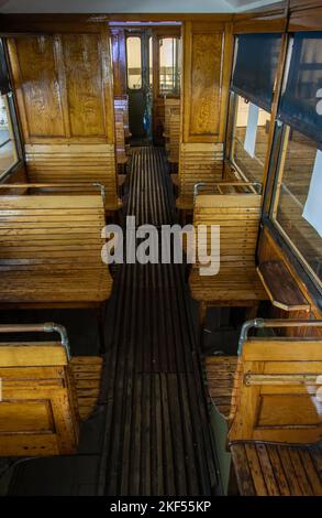 Interieur mit Holzsitzen in einer historischen Straßenbahn Stockfoto