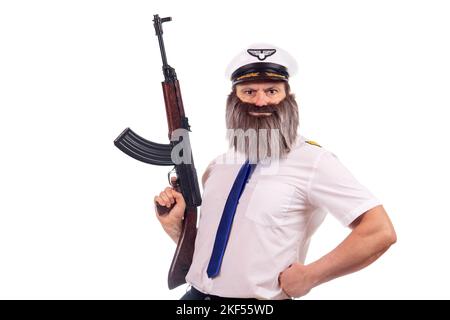 Ein bärtiger Pilot hält ein automatisches Gewehr, isoliert auf weißem Hintergrund Stockfoto