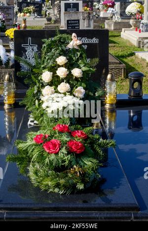 Gräber sind mit frischen Blumen Kerzen Laternen auf lokalen ländlichen Friedhof für traditionelle alle Heiligen Tag zala Grafschaft ungarn geschmückt Stockfoto