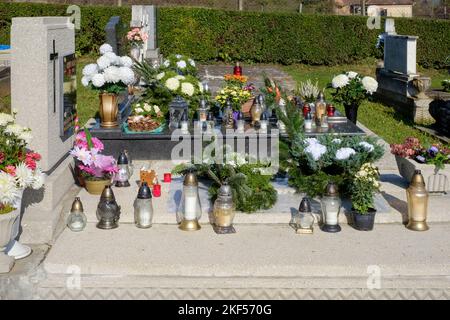 Gräber sind mit frischen Blumen Kerzen Laternen auf lokalen ländlichen Friedhof für traditionelle alle Heiligen Tag zala Grafschaft ungarn geschmückt Stockfoto