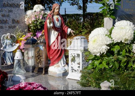 Gräber sind mit frischen Blumen Kerzen Laternen auf lokalen ländlichen Friedhof für traditionelle alle Heiligen Tag zala Grafschaft ungarn geschmückt Stockfoto