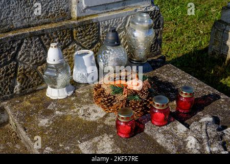 Gräber sind mit frischen Blumen Kerzen Laternen auf lokalen ländlichen Friedhof für traditionelle alle Heiligen Tag zala Grafschaft ungarn geschmückt Stockfoto