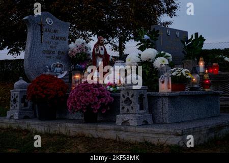 Gräber sind mit frischen Blumen Kerzen Laternen auf lokalen ländlichen Friedhof für traditionelle alle Heiligen Tag zala Grafschaft ungarn geschmückt Stockfoto