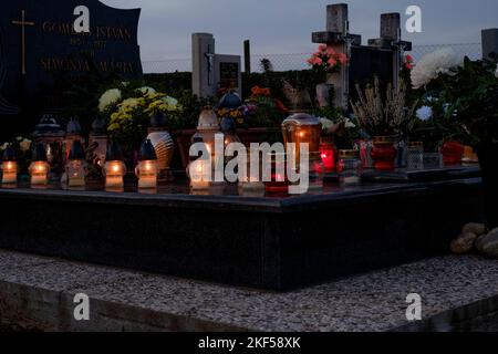 Gräber sind mit frischen Blumen Kerzen Laternen auf lokalen ländlichen Friedhof für traditionelle alle Heiligen Tag zala Grafschaft ungarn geschmückt Stockfoto