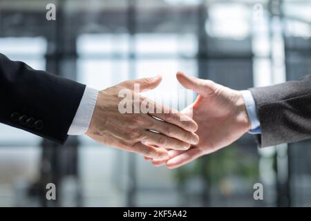 Geschäftsleute schütteln die Hände fest. Nahaufnahme. Stockfoto