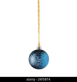 Blaue weihnachtskugel hängend, isoliert auf weißem Hintergrund. weihnachtsbaumschmuck. Stockfoto