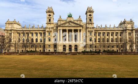 Das alte Gebäude des Budapester Ethnographischen Museums (Ungarisch: Néprajzi Múzeum) gegenüber dem Parlament. Wintertag. Budapest, Ungarn, Ost-Eu Stockfoto