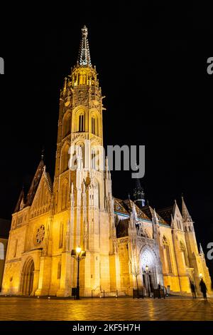 Nachtansicht der beleuchteten Kirche der Himmelfahrt der Budaer Burg, auch bekannt als die Matthias-Kirche. Römisch-katholische Kirche in romanischen st gebaut Stockfoto