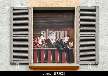 Porträts von Jean-Paul Belmondo, Jean Rochefort und Pierce Brosnan auf der façade des Kinos Vox im Zentrum von Chamonix, Haute Savoie, Frankreich Stockfoto