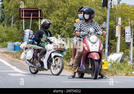 BANGKOK, THAILAND, JUNI 01 2022, Motorräder betreten eine belebte Kreuzung am Stadtrand von Bangkok Stockfoto