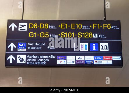 BANGKOK, THAILAND, JUNI 15 2022, Informationstafeln hängen in der Flughafenhalle. Stockfoto